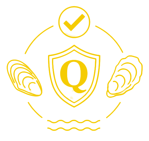 Icona stilizzata in giallo che mostra un grande scudo con la lettera “Q” al centro, sormontato da un cerchio con un segno di spunta. Ai lati dello scudo compaiono due gruppi di ostriche disegnate in stile lineare.