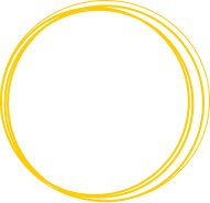 Elemento grafico circolare composto da più linee gialle sovrapposte, utilizzato come decorazione.